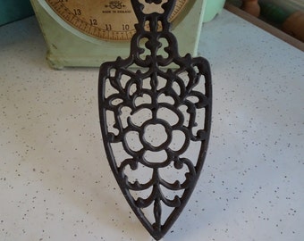 Vintage Black Iron Trivet, Small Iron Stand, Ornate Black Metal, Kitchen Decoration, Country Farmhouse, Granny Chic Decor, Plant Pot Stand