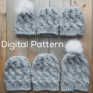 Puede incluir: Seis gorros de punto grises con pompones blancos. Los gorros tienen un patrón de punto de cable. Los gorros están dispuestos en dos filas de tres. El texto "Digital Pattern" está impreso debajo de los gorros.