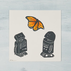 Robot che ammirano le farfalle, stampa artistica in linoleografia colorata a mano 4x4