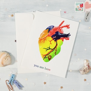 Regenbogen Anatomisches Herz ""You Are Here"" Nerdy Lustige Wissenschaft Stolz Valentinstag Grußkarte