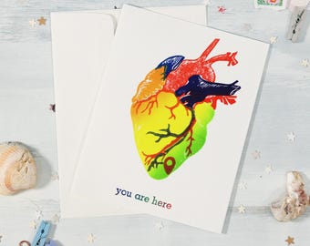 Regenbogen Anatomisches Herz ""You Are Here"" Nerdy Lustige Wissenschaft Stolz Valentinstag Grußkarte