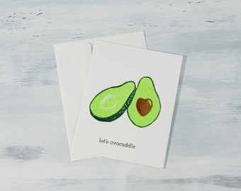 "Niedliche Avocado mit Herzkern ""Let's Avocuddle"" Valentins Liebe Wortspiel Blockprint Blanko-Grußkarte."