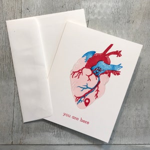 Tarjeta de felicitación para San Valentín o aniversario con texto en inglés "You Are Here" (Estás aquí), divertida y nerd científica