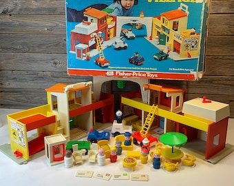 Vintage Fisher Price little people Village 1972