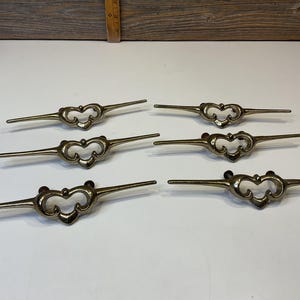 Può includere: Sei tiretti per cassetti di armadio in oro antico con un design decorativo a forma di cuore.