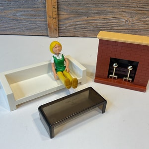 ヴィンテージ フィッシャープライス リビングルームと暖炉のドールハウス 1978年