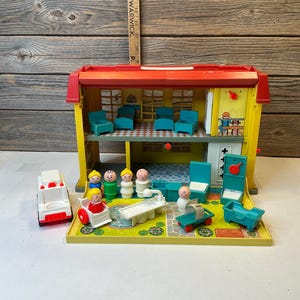 以下が含まれることがあります： ヴィンテージのFisher-Price Little People病院プレイセット。黄色と赤の2階建ての建物には、青い椅子、ストレッチャー、いくつかのLittle Peopleのフィギュアがあります。白い救急車やその他のアクセサリーが含まれています。
