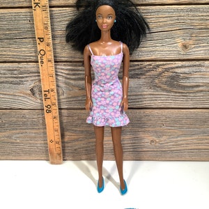 Mattel - Poupée Barbie Fashionistas : Poupée métisse aux cheveux