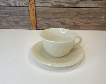 ファイヤーキングの白い渦巻きカップとソーサー - Etsy 日本