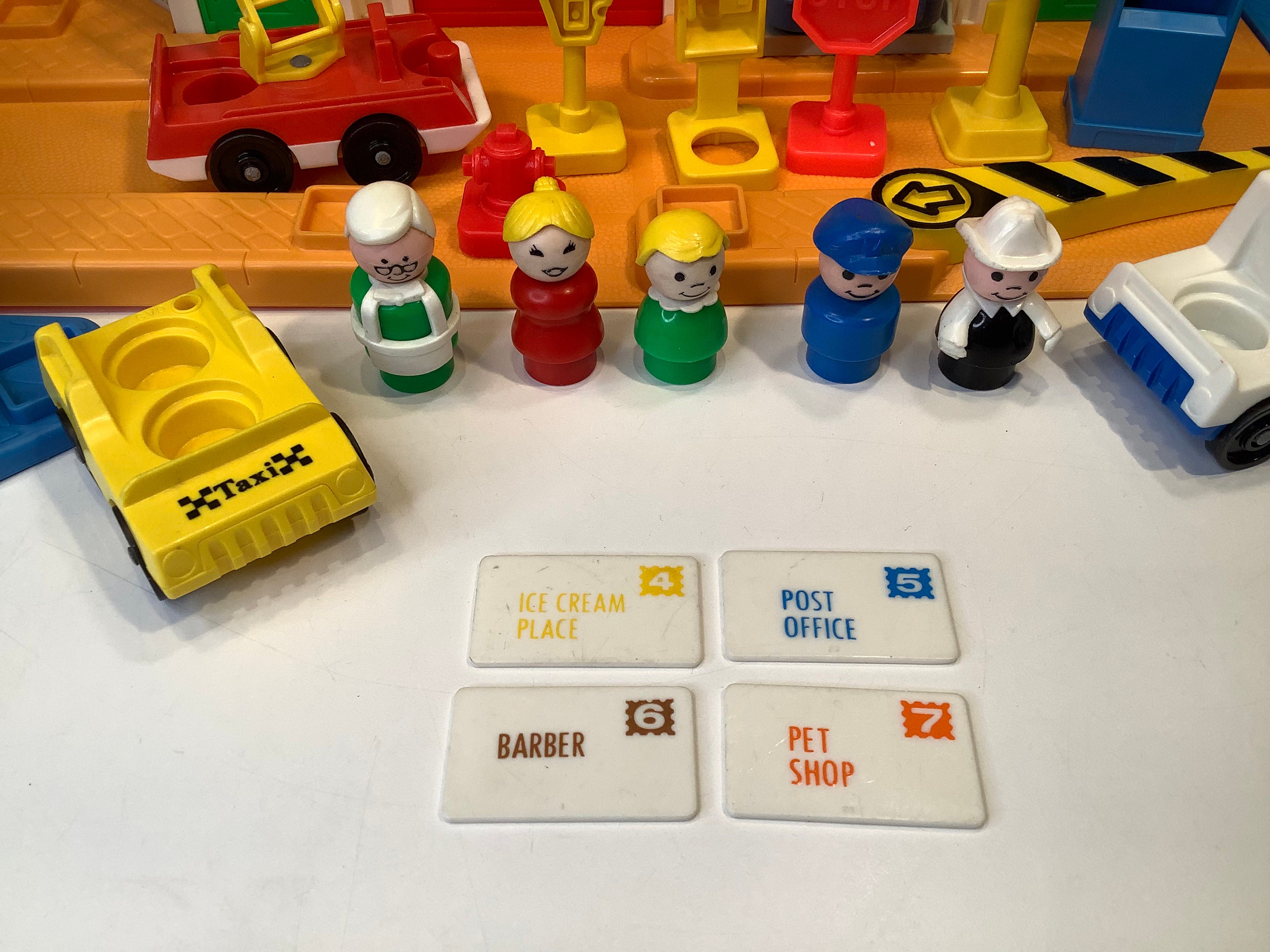 フィッシャープライス　メインストリート　1986年 Fisher Price 'Main Street' With Accessories and Extras