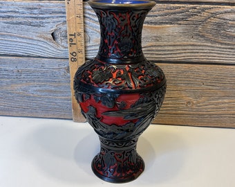 Vintage chinese Cinnabar black and red lacquer vase