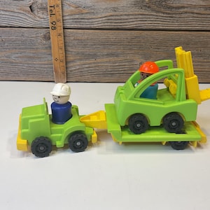 Camión antiguo Fisher Price Little People verde con elevador de 80 pies