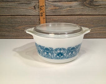 Op de afbeelding: Witte ovenschaal met een blauw-wit bloemenpatroon. De schaal heeft een glazen deksel.
