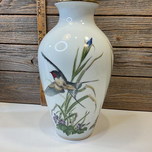 フランクリン ポーセリン The Meadowland Bird Vase A Franklin 'Meadowland Bird' porcelain vase designed by