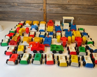 Vintage Fisher Price kavel van 48 kleine mensenvoertuigen 70'