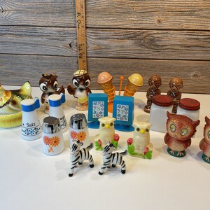 Vintage lot of 11 shakers different theme 60’