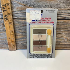 Vintage Cover Girl moisturized eye shadow 80’