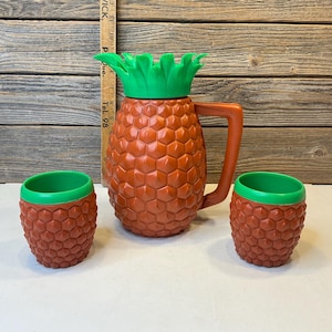 Vintage Minerware pineapple pitcher with 2 glasses 70’