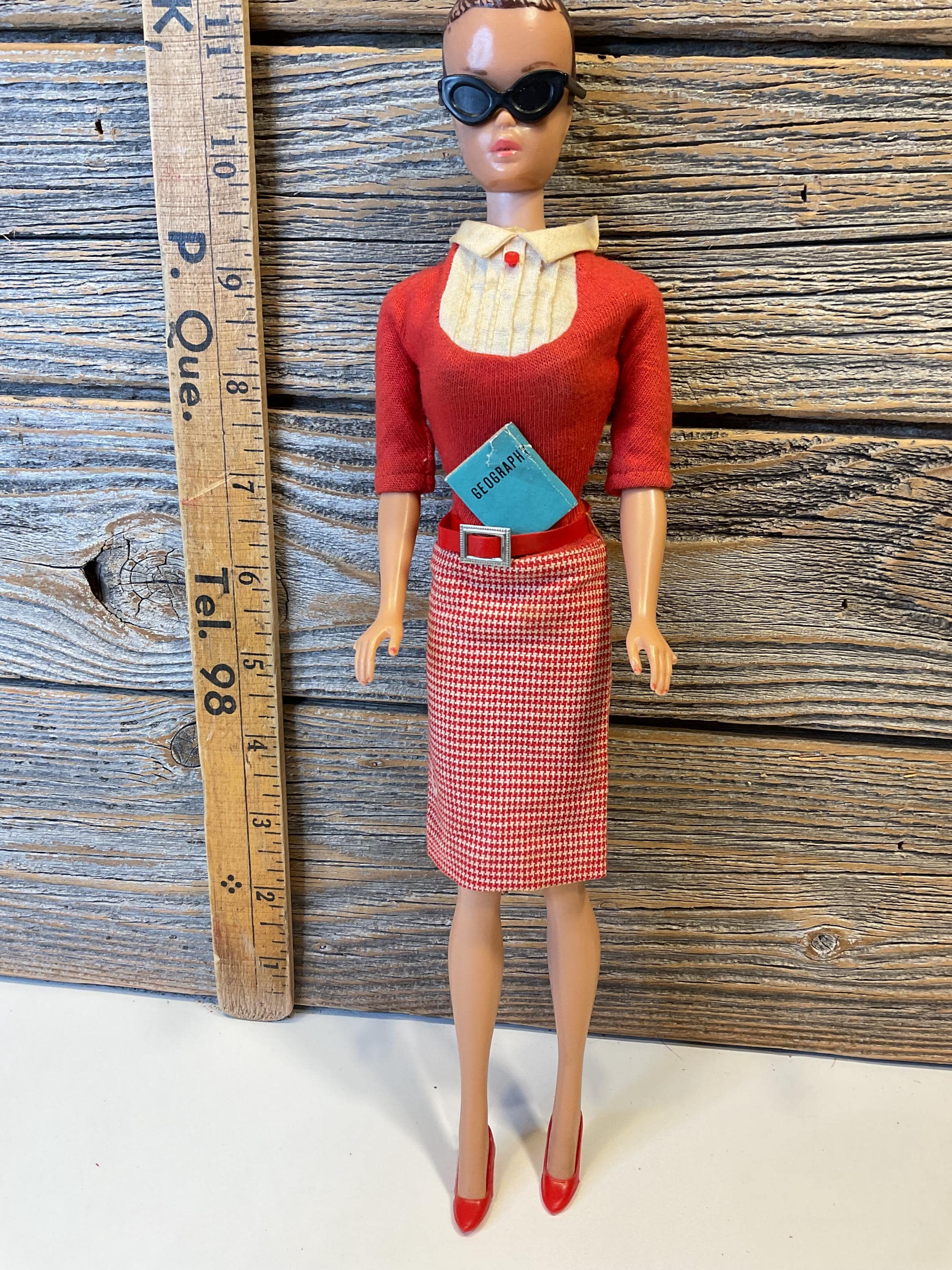 Tenue Barbie Fashion Editor Mattel 1965 – Robe, Veste, Chapeau Vintage D’origine