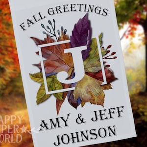 Peut inclure: Panneau de vœux d'automne avec un motif aquarelle de feuilles d'automne et la lettre J dans un carré blanc. Les noms Amy & Jeff Johnson sont imprimés sous le motif.