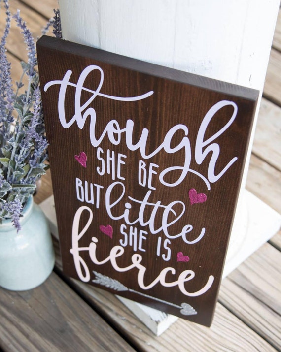 Collins Holzschild „And Though She Be But Little She Is Fierce“ – 20,3 Cm, Inspiriertes Wanddekoration