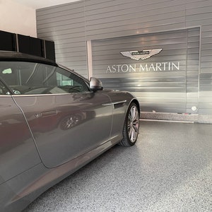 Letrero plateado cepillado con letras y logotipo de Aston Martin