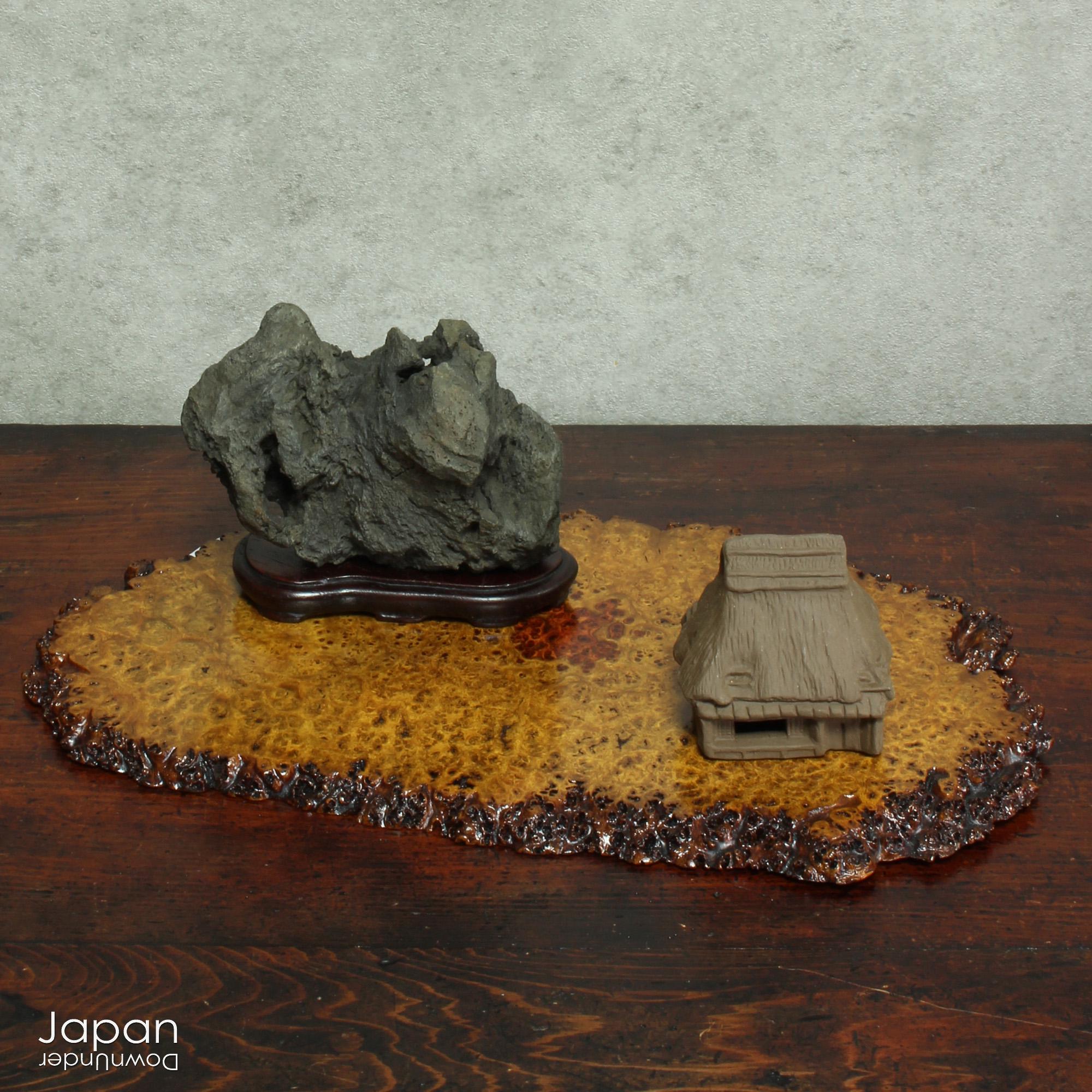 観賞石 天然石の美しい石の置物 木製台座付き 木製のスタンドに置かれたヴィンテージの日本の水石鑑賞石 - 瞑想石