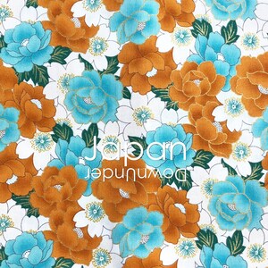 伝統的な着物の花柄デザインが施された2メートルの日本製コットン。クリエイティブな裁縫プロジェクトに最適です。