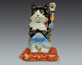 招き猫（色とりどりの花で招き寄せる）九谷焼 幸運の象徴 日本の伝統