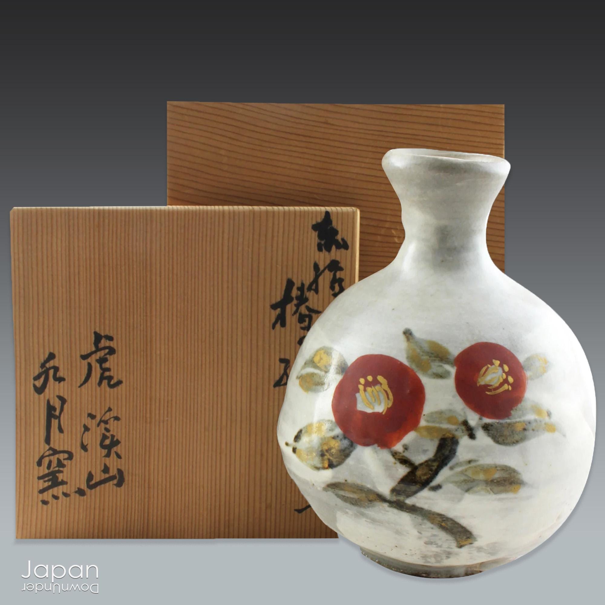 赤い椿のモチーフがあしらわれたヴィンテージの日本の白い陶器の花瓶