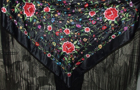 FABULOUS SCARF! Vintage Hand Embroidered Silk Flo… - image 1