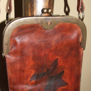 WUNDERSCHÖN & SELTEN! Vintage handgefertigte punzierte Blumenmotiv, echtes Leder Umhängetasche / ERSTAUNLICHES außergewöhnliches Leder, Metall Clutch Crossbody Bag
