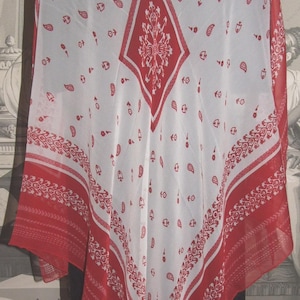 NIESAMOWITY włoski szalik! Ekskluzywna, vintage&#39;owa marka BASILE – wyprodukowana we Włoszech – artystyczny design, 100% czysty jedwab, szyfon, kwadratowy szalik w kolorze białym i czerwonym!