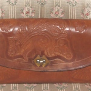 Sensationell! Vintage polnische Folk handgemachte Naturleder Umhängetasche / schöne Folklore Light Hue punzierte Lederschließe Schultertasche, Crossbody Bag