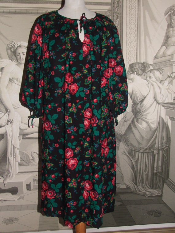 FASHIONABLE Vintage Folk Dress! Rare Characteristi