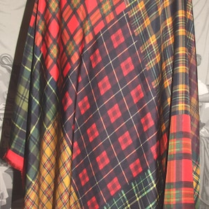 NIESAMOWITY! Luksus! Jedwab vintage, wyprodukowany we Włoszech, duży szal! Wysokiej jakości, czysty włoski jedwab w kolorach zielonym, czerwonym, brązowym i czarnym! Bardzo duży szal!