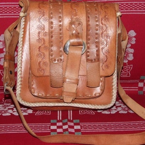 MODISCH & SELTEN! Vintage Original Folk handgefertigte punzierte Leder Umhängetasche / Schöne Folk, ethnische, Boho Stilvolle Fledermaus Leder Umhängetasche