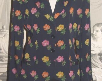 UNGARO Jacka! Vintage, Autentisk, Designer EMANUEL UNGARO Paris Kollektion, Tillverkad i Italien, Storlek 40, Blommigt Design Siden/Acetat Elegant Kappa