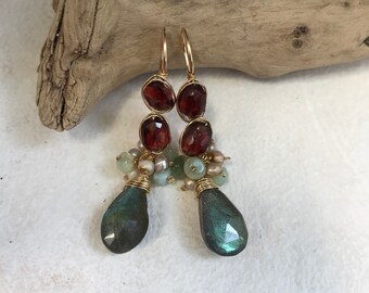 Gold filled 14k, faceted garnets, pearls and green opals and labradorite briolettes. 4,5 cm