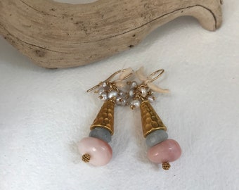 Gold filled 14k, silk, pearls, gold plated brass, aquamarine and pink opal. 4,8 cm