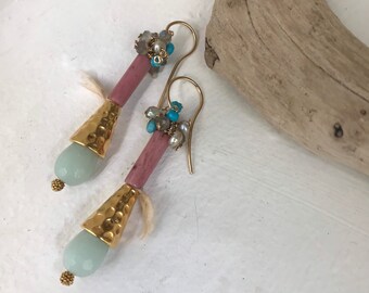 Gold filled, blue jasper, small pearls and precinte. 4,6 cm