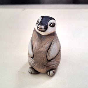 Petite figurine primitive d&#39;argile de bébé pingouin empereur, petite sculpture de collection d&#39;animal marin arctique sculptée à la main