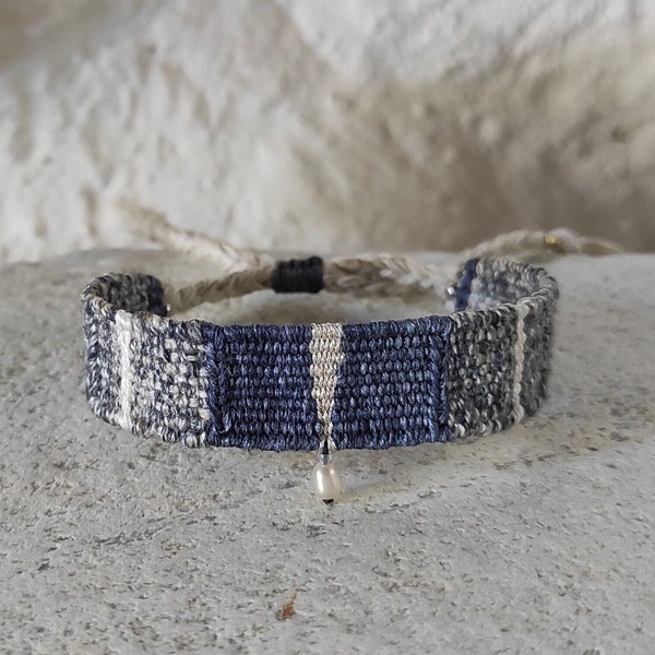 Bracelet tissé à la main - Blanc naturel et bleu - Bracelet en fibre avec perle - Viscose de coton de soie de lin - Bracelet minimaliste - Métissé à la main