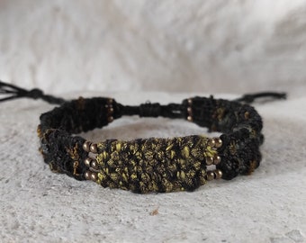 Handgewebtes Armband in Schwarz mit Grüntönen - Faser Armband - Leinen Seide Viskose - Handgefertigte Mini Weaving - Boho