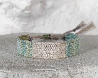 Handgewebtes Armband - Hellgrün und Naturweiß - Faser Armband mit Seide, Baumwolle, Leinen - Gewebtes Minimalistisches Armband - Textilschmuck