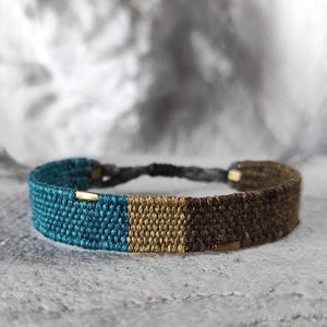 Handvävt blågrönt sidenarmband med hampa, linne, bomull och mässing - Minimalistiskt - Textilsmycken