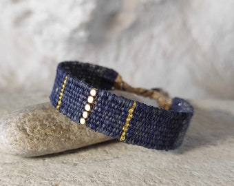 Bracelet tissé main bleu et or - Bracelet fibre avec lin, coton et perles de laiton - Bracelet tissé minimaliste - Mini tissage