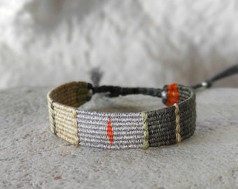 Handgeweven armband - Olijfgroen zand en zilver - Vezelarmband - Zijde & Linnen - Mini Weven - Geweven minimalistische armband - Hand geweven