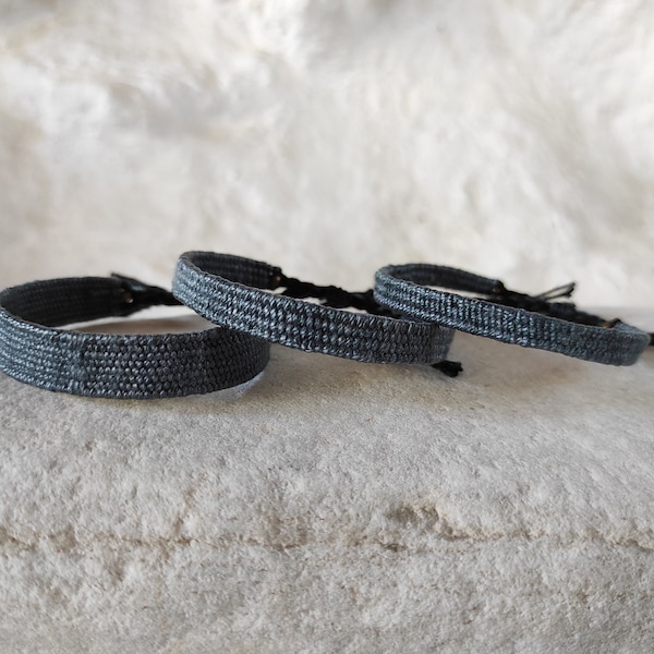Hell Indigo Handgewebtes Armband in 3 Größen - Naturfasern Seide & Leinen - Minimalistisches Armband - Wabi Sabi - Faserarmband - Indigo Blau