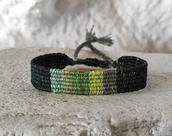 Bracciale tessuto a mano in tonalità verdi con scintillio fine - Bracciale in fibra - Seta e lino - Bracciale minimalista intrecciato - Gioielli tessili